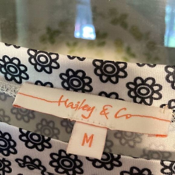 Hailey & Co medium short sleeve animal print      - Picture 4 of 7